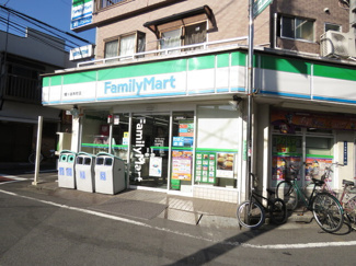 ファミリーマート幡ヶ谷本町店まで400ｍ