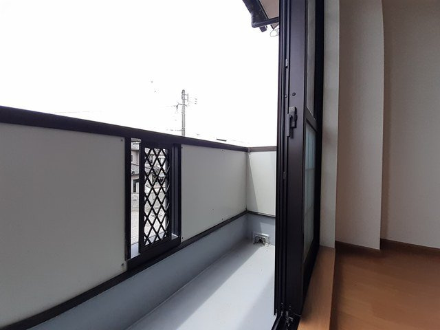 ドムス・コンドゥクターＢのバルコニー|外からの目が気にならないバルコニーで洗濯物が干せます