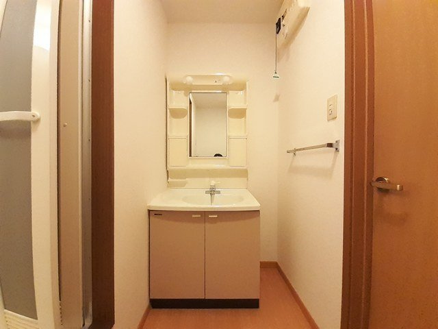 ドムス・コンドゥクターＢの洗面所|スペースが確保できる洗面所です