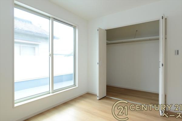 天理市田部町 １号地 ／新築一戸建の収納|■現地撮影写真■全居室に広々収納スペース完備！