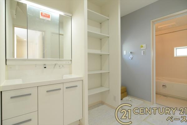天理市田部町 １号地 ／新築一戸建の独立洗面台|■現地撮影写真■収納豊富な使い勝手の良い脱衣スペース！