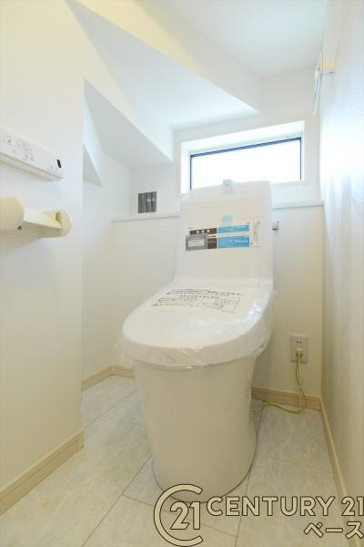 天理市田部町 １号地 ／新築一戸建のトイレ|■現地撮影写真■ウォシュレット完備！トルネード洗浄・フチなし形状でお手入れも楽々ですね！