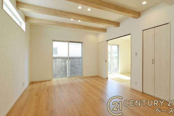 天理市田部町 １号地 ／新築一戸建の居間・リビング|■現地撮影写真■家族団欒も快適な約１８帖の広々としたリビング！