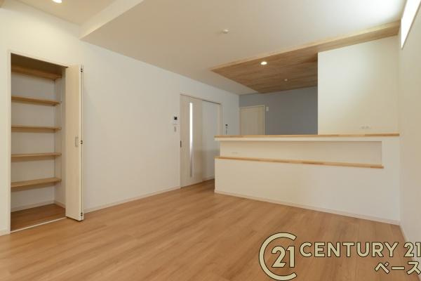 天理市田部町 １号地 ／新築一戸建の居間・リビング|■現地撮影写真■ご家族でくつろいでいただける広々したリビングです！全窓ペアガラス標準装備！