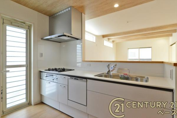 天理市田部町 １号地 ／新築一戸建のキッチン|■現地撮影写真■家族とのコミュニケーションがとりやすい人気のカウンターキッチン！