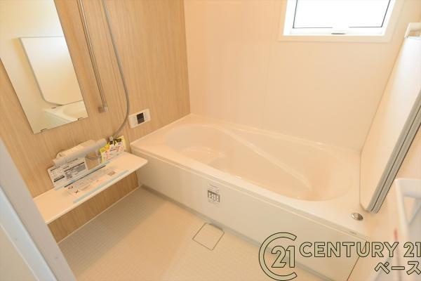 天理市田部町 １号地 ／新築一戸建の浴室|■現地撮影写真■ゆったり１坪サイズの浴室！足を伸ばしての入浴は疲れも癒してくれます！