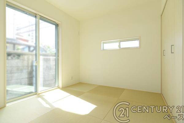 天理市田部町 １号地 ／新築一戸建の和室|■現地撮影写真■ほっこり落ち着ける、リビング隣接タイプの和室です！