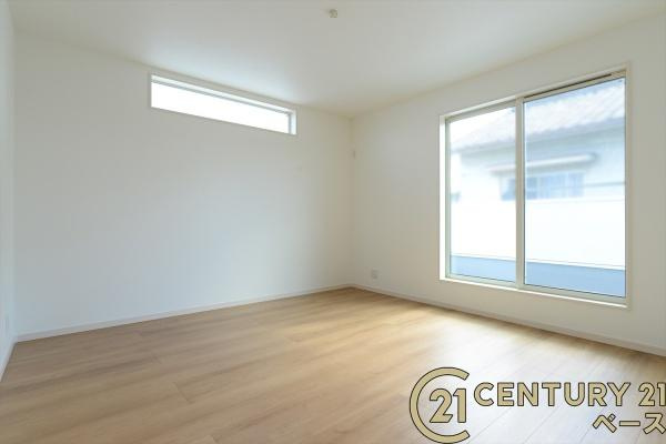 天理市田部町 １号地 ／新築一戸建の洋室|■現地撮影写真■日当たりのよい明るい雰囲気の洋室です！