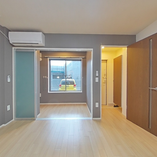 岐阜市六条片田１丁目のアパートの居間・リビング