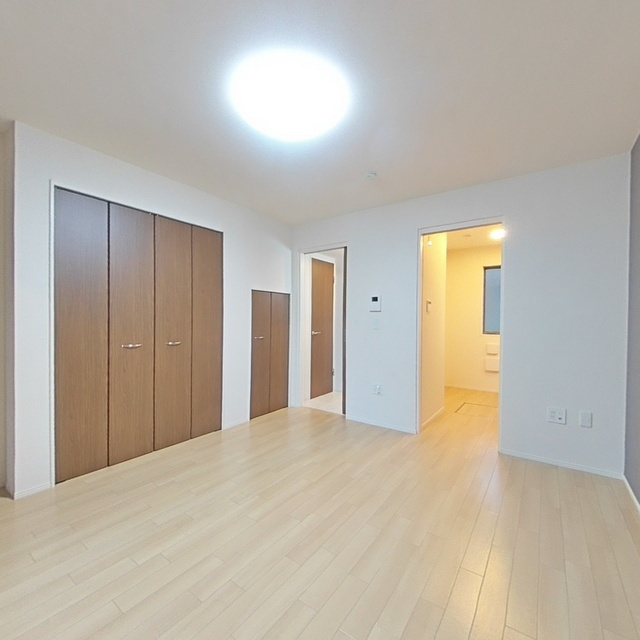 岐阜市六条片田１丁目のアパートの居間・リビング