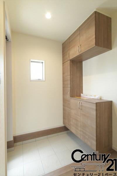 リーブルガーデン宝来 ９号棟 ／新築一戸建の内観：施工例|■玄関には大容量シューズボックスを完備！■