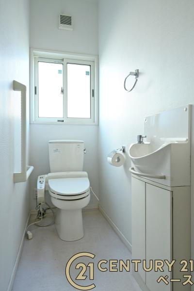 北葛城郡河合町星和台１丁目の中古一戸建のトイレ|■現地撮影写真■清潔感ある綺麗なお手洗い、１階２階共に完備！