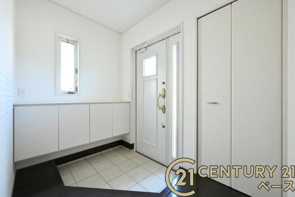 北葛城郡河合町星和台１丁目の中古一戸建の玄関|■現地撮影写真■すっきりとした明るい玄関が家族やお客様を迎えてくれます！