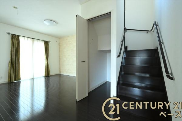 北葛城郡河合町星和台１丁目の中古一戸建の内装|■現地撮影写真■こちらはリビングイン階段になっており、毎日の家族とのコミュニケーションに。
