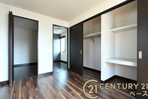 北葛城郡河合町星和台１丁目の中古一戸建の収納|■現地撮影写真■冬物コートや季節もの・アウトドア用品や趣味の荷物など、たくさんしまえる広さ！
