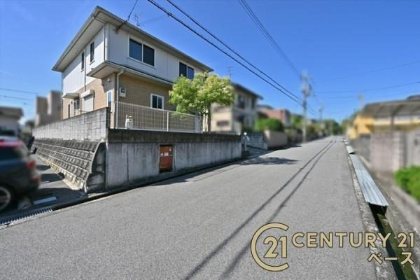 北葛城郡河合町星和台１丁目の中古一戸建の前面道路含む現地写真|■現地撮影写真■スーパーや薬局などの商業施設が徒歩圏内に近接し、生活環境の整った立地です！