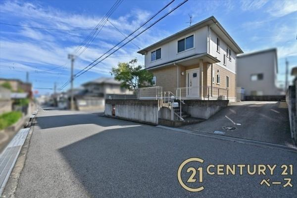 北葛城郡河合町星和台１丁目の中古一戸建の前面道路含む現地写真