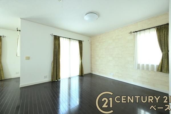 北葛城郡河合町星和台１丁目の中古一戸建の居間・リビング|■現地撮影写真■家族団欒も快適な広々とした２２帖のリビングです！