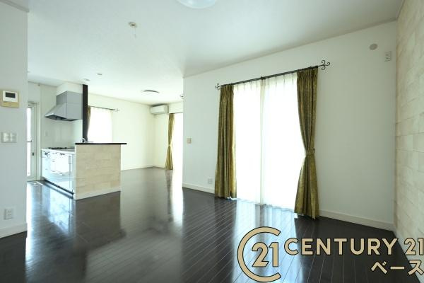 北葛城郡河合町星和台１丁目の中古一戸建の居間・リビング|■現地撮影写真■大きな窓から柔らかい光が入り込む明るいリビングです！