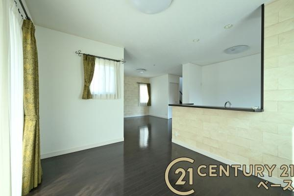 北葛城郡河合町星和台１丁目の中古一戸建の居間・リビング|■現地撮影写真■ダイニングとリビングの空間を分けることができるメリハリのある間取りです！