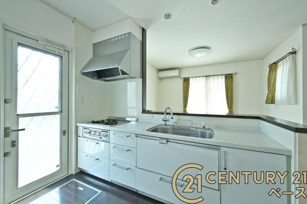 北葛城郡河合町星和台１丁目の中古一戸建のキッチン|■現地撮影写真■家族とのコミュニケーションがとりやすい人気のカウンターキッチン！