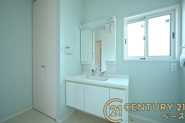 北葛城郡河合町星和台１丁目の中古一戸建の独立洗面台|■現地撮影写真■洗面室も収納スペースが豊富です！