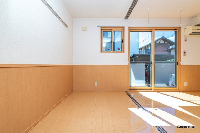 アスティオスの洋室