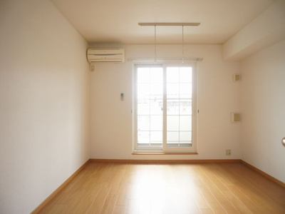 【居間・リビング】 | プレミールＥｓｔⅢ | 快適に過ごせるエアコンが付いています♪