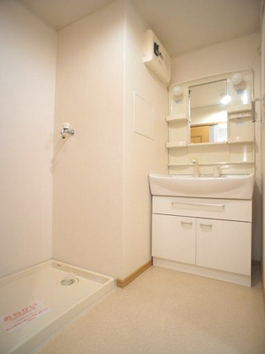 【独立洗面台】 | プレミールＥｓｔⅢ | 洗髪洗面化粧台と洗濯機置き場があります♪