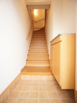 【玄関】 | プレミールＥｓｔⅢ | 1階玄関！たくさん収納できるシューズボックスが付いています♪