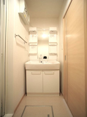 【独立洗面台】 | グリーンガーデンⅣ | 洗髪洗面化粧台と洗濯機置き場があります♪