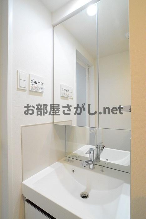 ステージグランデ新中野アジールコート【駅近の築浅デザイナーズ／10月下旬入居可】の洗面所|※カラータイプは白です