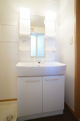 メゾン・アルモニーＢ棟の洗面所|脱衣スペースもあります