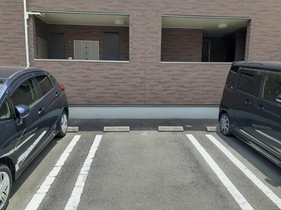 【駐車場】 | ファミールキンダⅡ | 車をお持ちの方に嬉しい駐車場付きの物件です