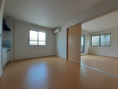 【居間・リビング】 | ファミールキンダⅡ | ゆったり過ごせる居間です