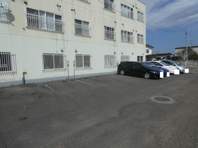 ドミール晴の駐車場