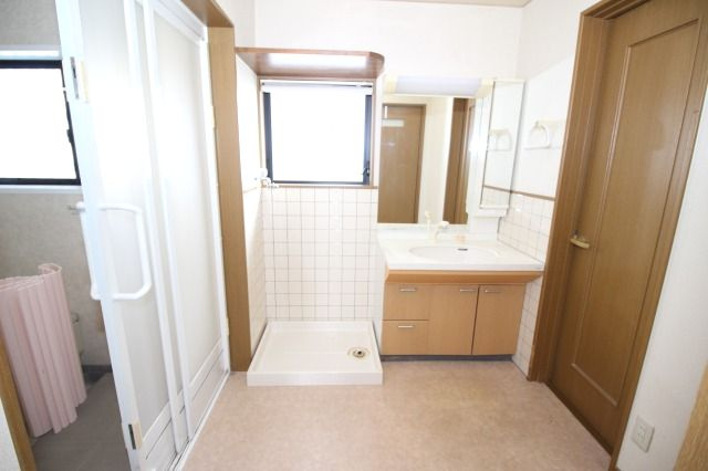 九反田貸家の独立洗面台|朝の支度にも助かる、独立の洗髪洗面化粧台