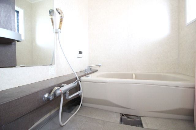 九反田貸家の浴室|ゆったり過ごせるお風呂です