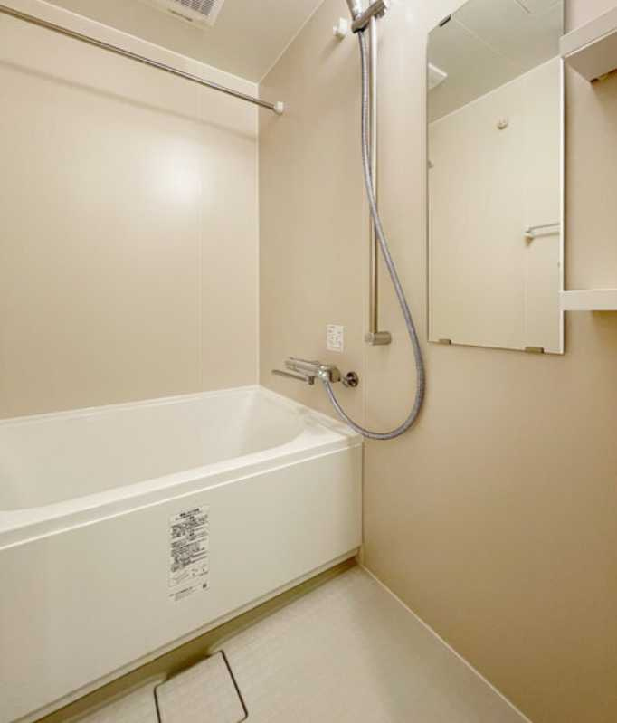 シェノン三軒茶屋　築浅　独立洗面台　ウォークインクローゼットの浴室