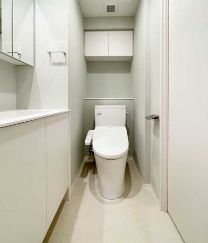 シェノン三軒茶屋　築浅　独立洗面台　ウォークインクローゼットのトイレ