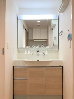 【洗面所】 | パンセ新町 | 三面鏡でシャワー付きの洗面化粧台です！