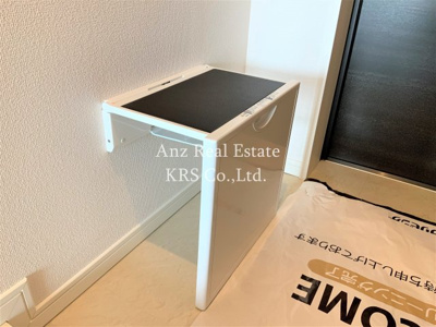 【設備】 | パンセ新町 | 玄関部分にある棚です♪座って靴が履け、収納できます♪