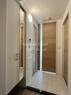 【内装】 | シーズンフラッツ靭本町 | お出かけの際に全身鏡でチェックできます！