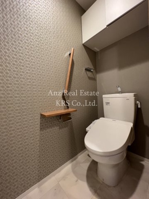 【トイレ】 | シーズンフラッツ靭本町 | 収納棚あり・手すりもあり優しいおトイレ☆