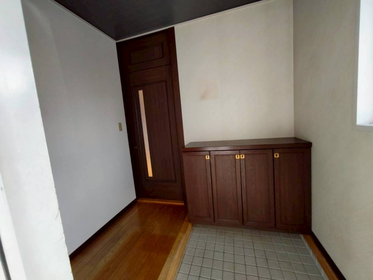 芦野3丁目中古住宅の玄関|玄関にはシューズボックス付き