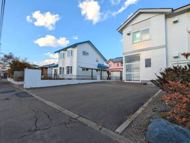 芦野3丁目中古住宅の外観|駐車場舗装済み