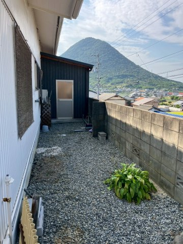 丸亀市飯山町東坂元　飯野山が見えるリフォーム平屋の庭|納屋・物置きの入口です。