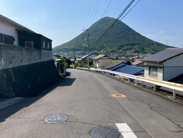丸亀市飯山町東坂元　飯野山が見えるリフォーム平屋の前面道路含む現地写真