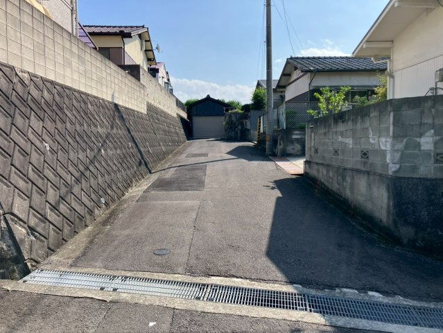 丸亀市飯山町東坂元　飯野山が見えるリフォーム平屋の前面道路含む現地写真