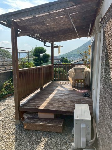 丸亀市飯山町東坂元　飯野山が見えるリフォーム平屋の設備|リビングから出入り可能な屋根付きウッドデッキです。